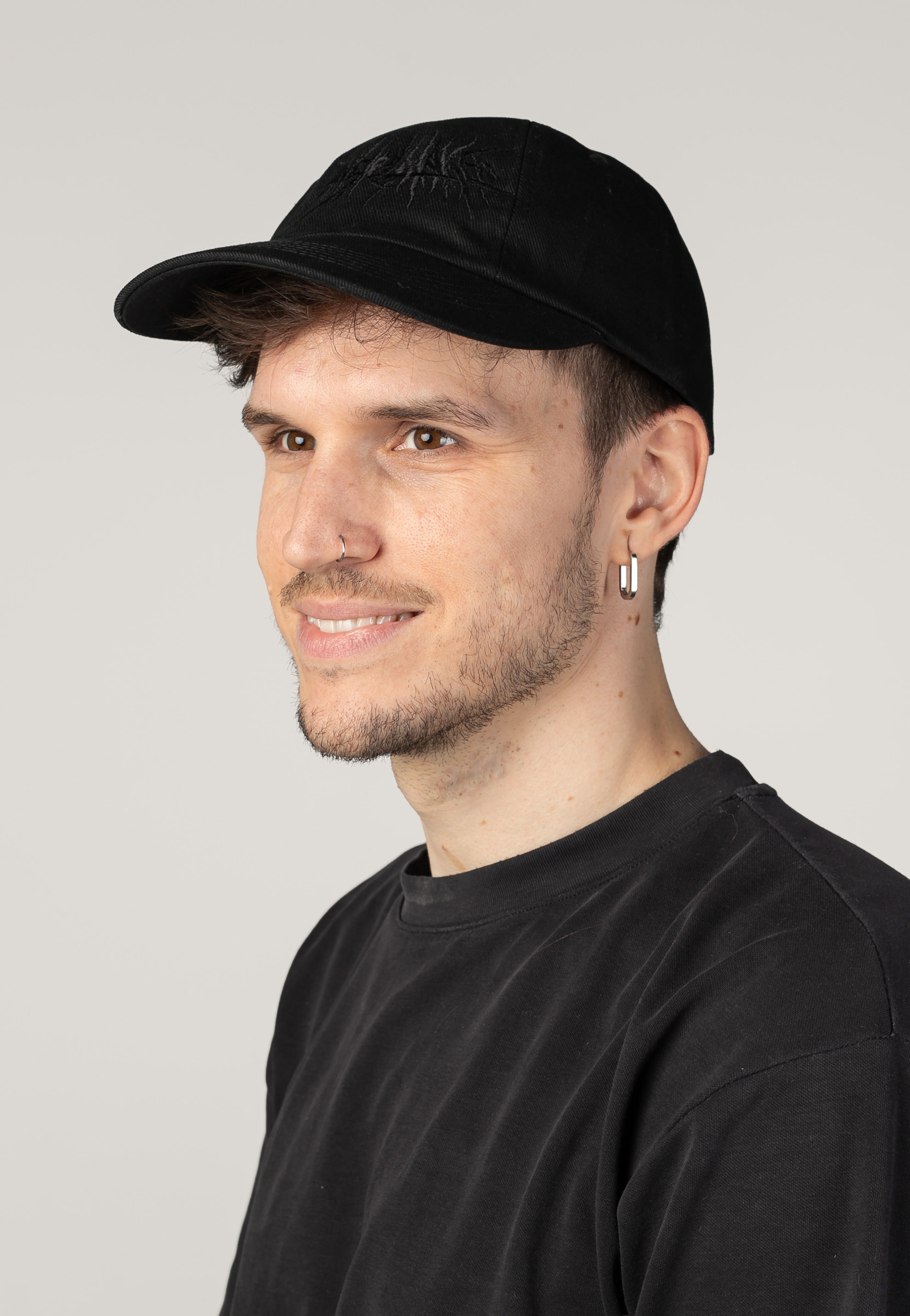 Angelmaker Logo Dad Cap cappello nero cotone strapback